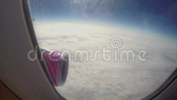 云层下面飞机在平流层中飞行飞机视频的预览图