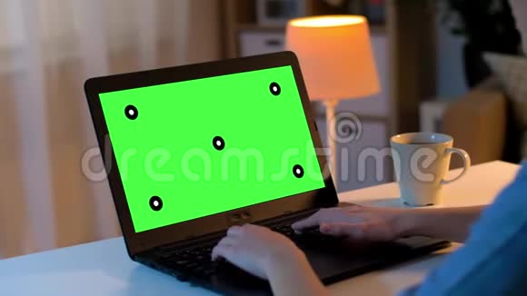 手在笔记本电脑上打字家里有绿色屏幕视频的预览图