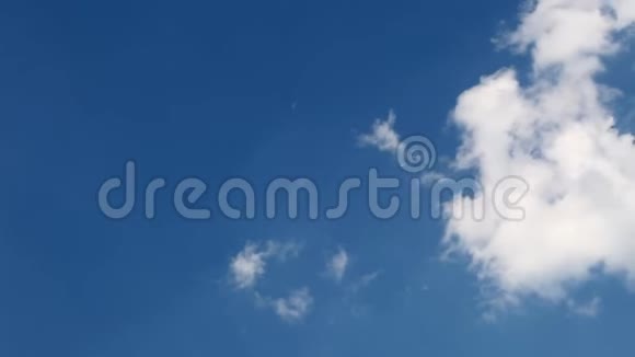 蓝天白云的时间流逝视频的预览图