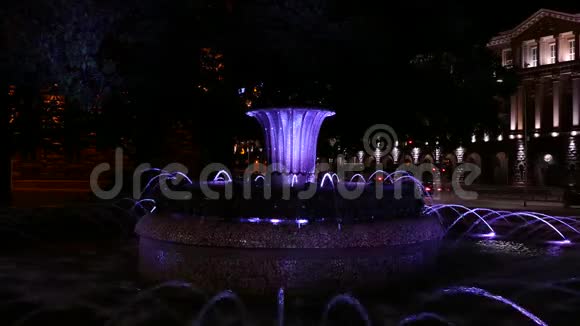 晚上在保加利亚索非亚的总统大厦前面有一个巨大的喷泉部长会议的意见视频的预览图