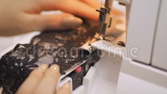 专业裁缝裁缝使用锁缝机视频的预览图