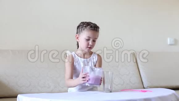 孩子把一杯鸡尾酒倒进玻璃杯里视频的预览图