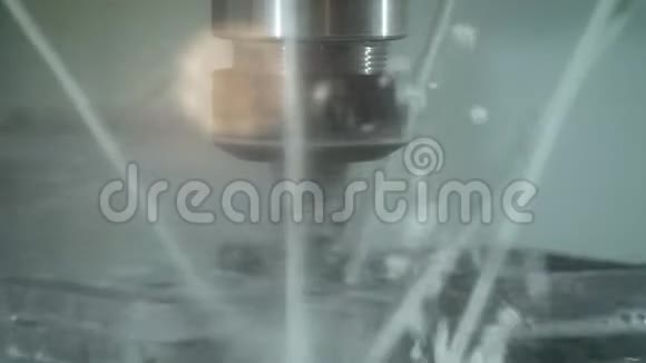 用水溅在模糊的工厂背景上的切割钣金特写镜头视频的预览图