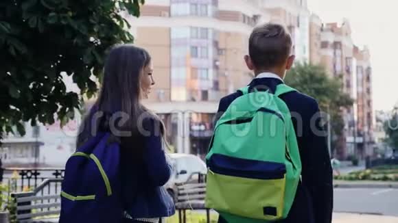 学校的孩子们沿着城市的街道散步视频的预览图