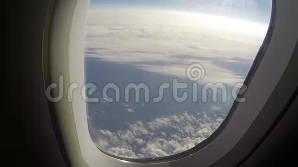 舷窗视野云层中的湍流飞机乘客视野视频的预览图