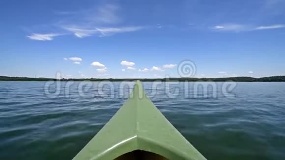 漂浮在蓝天湖上的独木舟视频的预览图