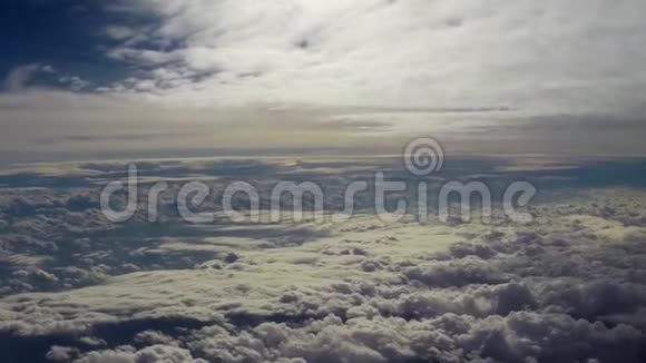 在天上的云彩里飞翔在天堂里和平地飞翔阳光照耀视频的预览图