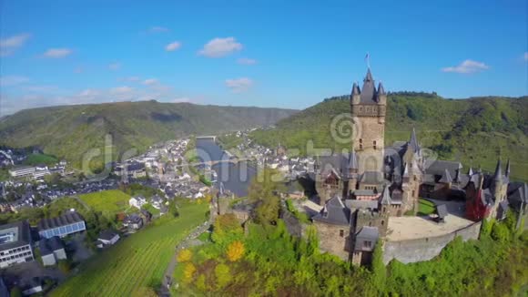 仙女城堡骑士公主城堡乡村河流空中射击视频的预览图
