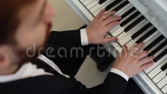 钢琴家弹钢琴视频的预览图