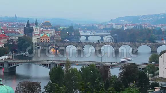 捷克布拉格傍晚时分河桥城市之旅视频的预览图