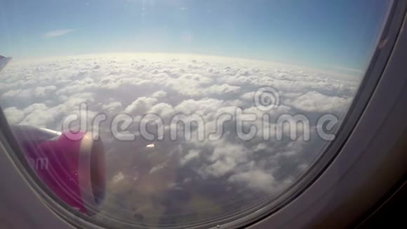 在云飞机上降落从舷窗俯瞰班轮飞行视频的预览图