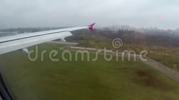 降落客轮在地面跑道休息雨天视频的预览图