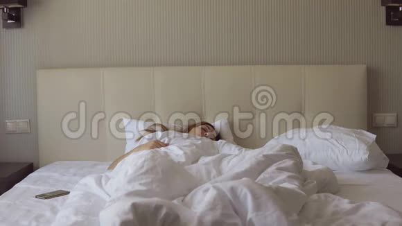 女人睡过头上班迟到视频的预览图