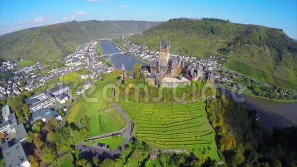 从上面中世纪城堡建筑空中村庄视频的预览图