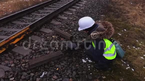 女铁路工程师为铁路拍照视频的预览图