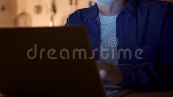 高级自由职业者使用笔记本电脑夜间从家庭办公室工作过度的商人努力工作视频的预览图