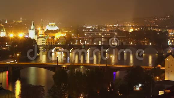 布拉格捷克城市桥梁旅游地傍晚时分视频的预览图