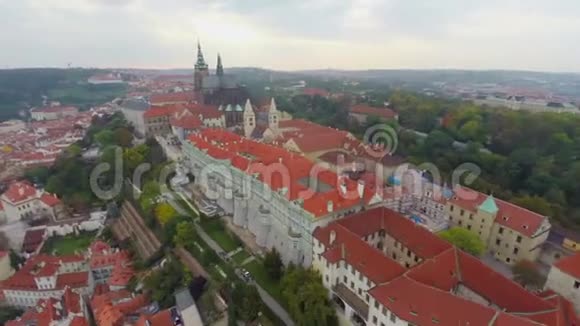 普拉茨基赫拉德在首都布拉格老城区的空中拍摄视频的预览图
