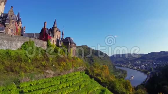 维恩山前老城堡空中拍摄船河背景视频的预览图