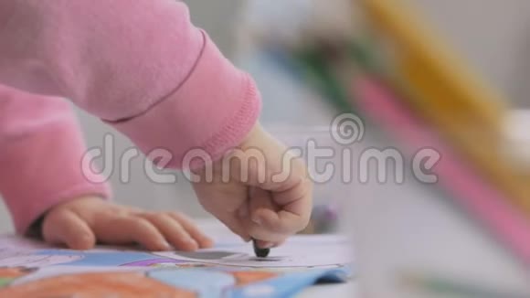用蜡笔在纸上画小孩的手视频的预览图