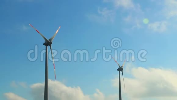 风车运转纯天然的风能吹出强大的一天视频的预览图