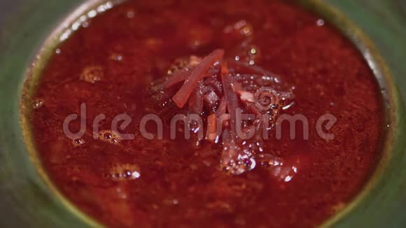 美味的红罗施在深盘中特写健康甜菜根汤素食视频的预览图