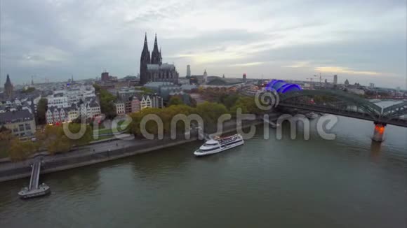晚上科隆航空拍摄大型德国城市大教堂桥视频的预览图