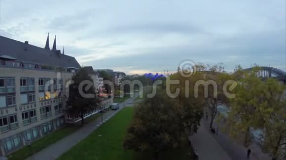 科隆傍晚的鸟瞰图在科隆多姆莱茵河附近上升视频的预览图