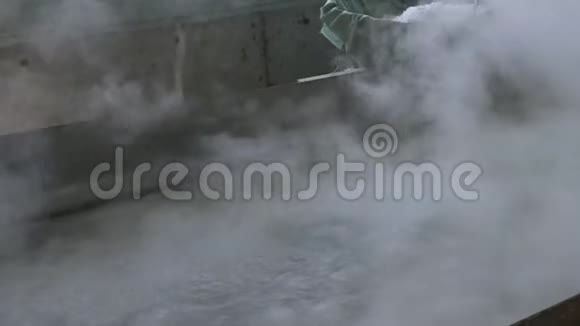 日本鹿儿岛大岛上的海盐加工视频的预览图