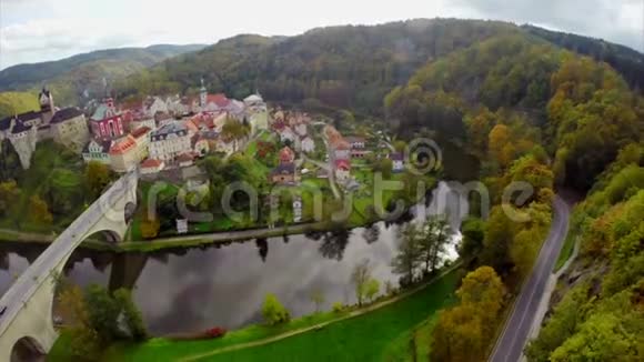 童话城堡岛城中世纪建筑护城河空中视频的预览图