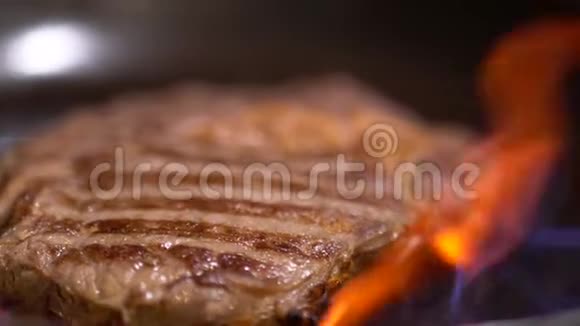 美味多汁的牛排用烤炉烤熟相机从左到右移动视频的预览图