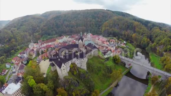 中世纪城堡空中彩色建筑堡垒墙视频的预览图
