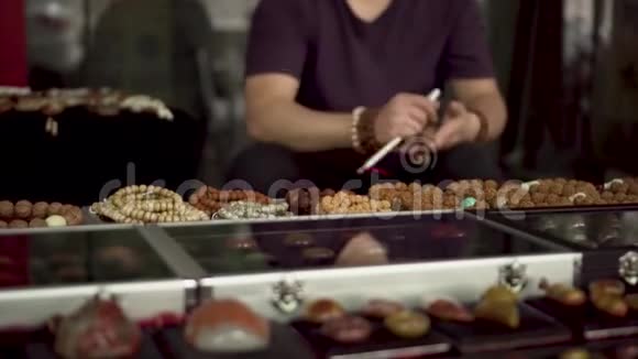 亚洲跳蚤市场制作中国传统手镯视频的预览图