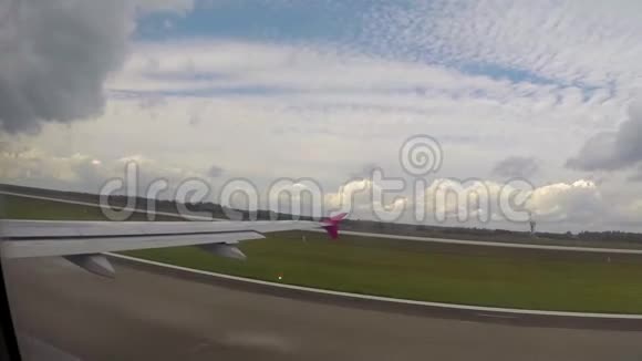 飞机起飞地面加速空气高度日升视频的预览图