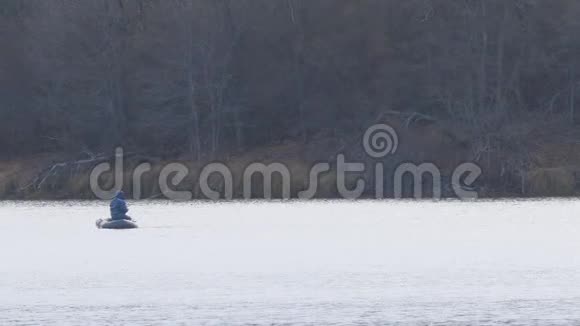在秋湖上坐船的渔夫钓到了旋转的梭子鱼视频的预览图