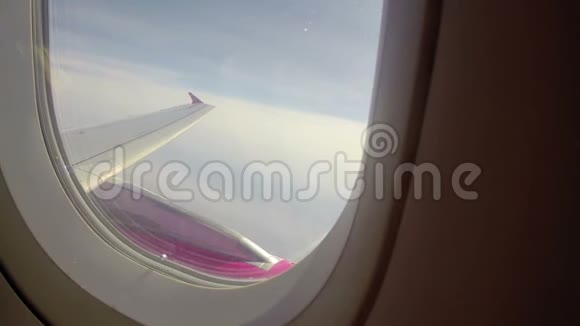 飞机靠近云层时的湍流乘客可以看到视频的预览图