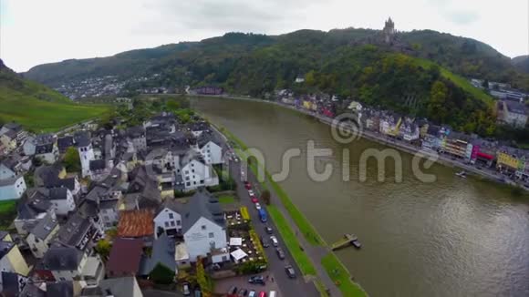 欧洲村庄空中彩色屋顶河船视频的预览图