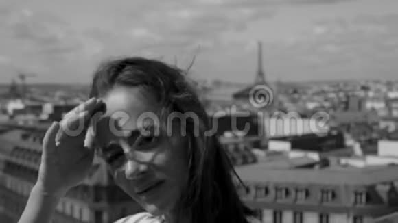巴黎的法国女孩在屋顶眺望视频的预览图