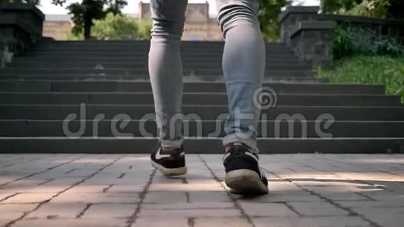 夏天白天年轻人在公园的楼梯上奔跑匆忙的概念视频的预览图