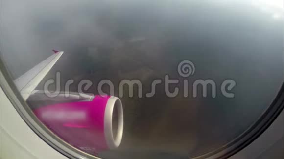 飞机在空中飞行准备降落视频的预览图