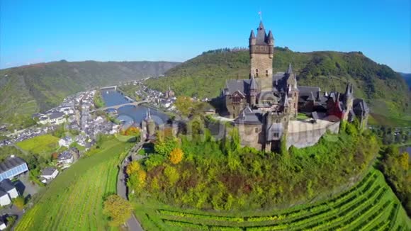 华丽的中世纪城堡空中射击藤山村河视频的预览图