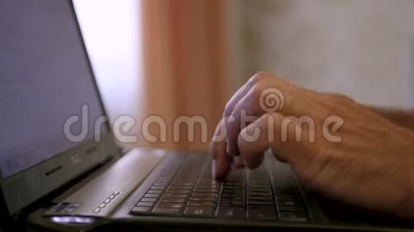 人用笔记本电脑打字视频的预览图