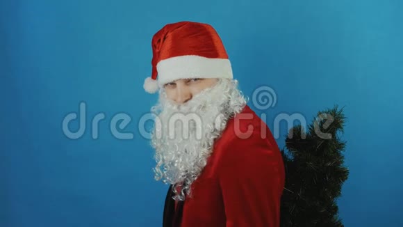 2019年新年像一个圣诞老人和一棵圣诞树一样在蓝色背景上竖起大拇指视频的预览图