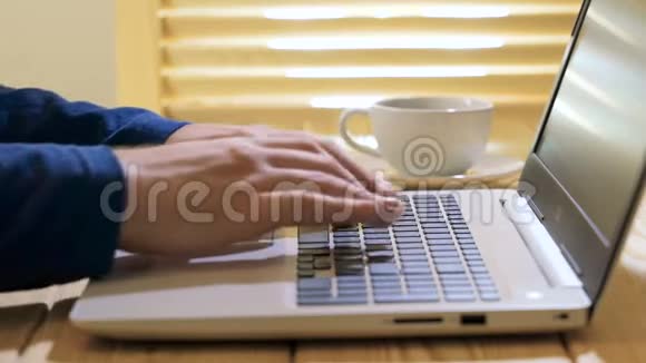 白人男子正在风格阁楼办公室工作笔记本电脑视频的预览图
