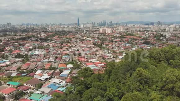 从城市远郊的吉隆坡全景马来西亚无人机空中镜头从空中飞过视频的预览图