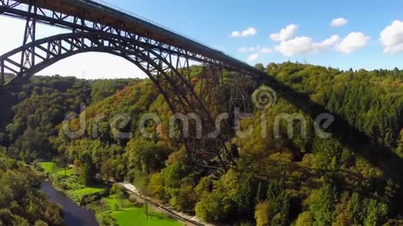 令人惊叹的桥梁空中巨大的铁路MungstenerBrucke古老的高地视频的预览图