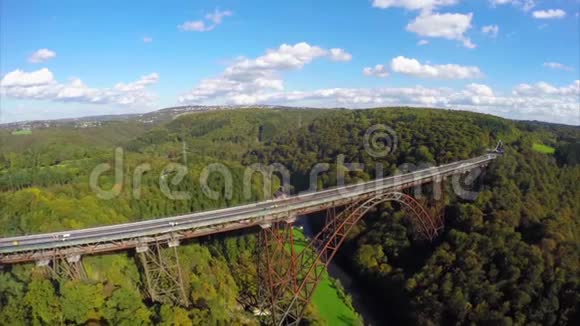 独特的高桥350英尺蒸汽火车空中铁路交界处视频的预览图