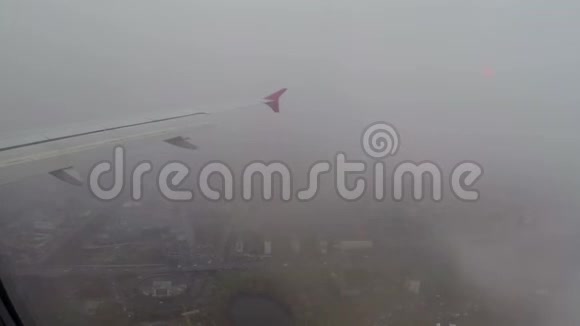 城市降落飞机雨天气降落飞机建筑视频的预览图