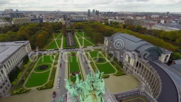 布鲁塞尔公园城市景观汽车隧道空中纪念碑视频的预览图