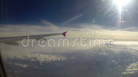 平流层中的飞机太阳飞行下的最高高度云视频的预览图